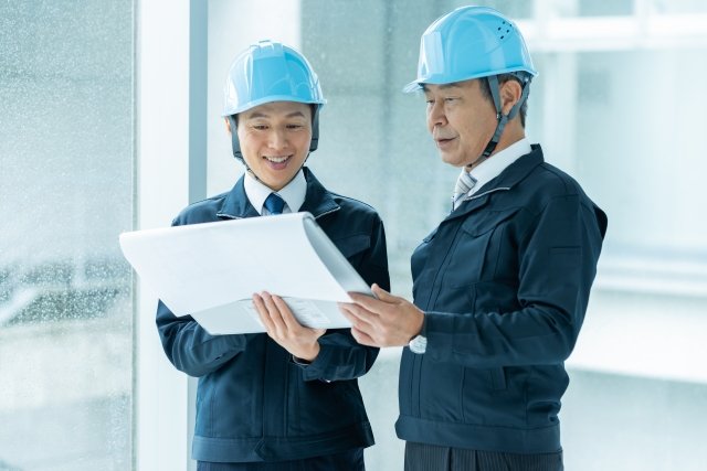設備設計士が建物図面を確認している様子